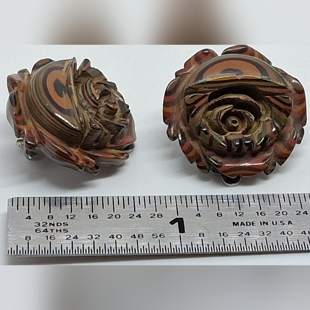 * Amazing Vintage FORDITE carved Flower Clip On Earrings - Picture 2 of 4